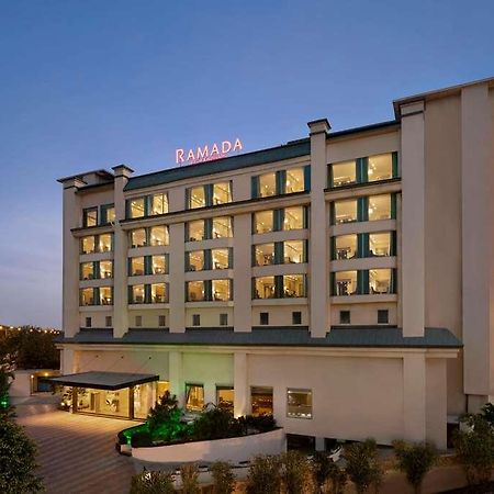Ramada By Wyndham New Delhi Pitampura Hotel Bagian luar foto