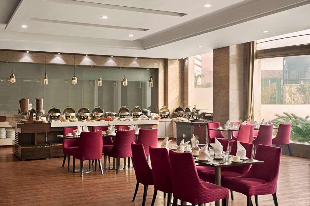 Ramada By Wyndham New Delhi Pitampura Hotel Restoran foto