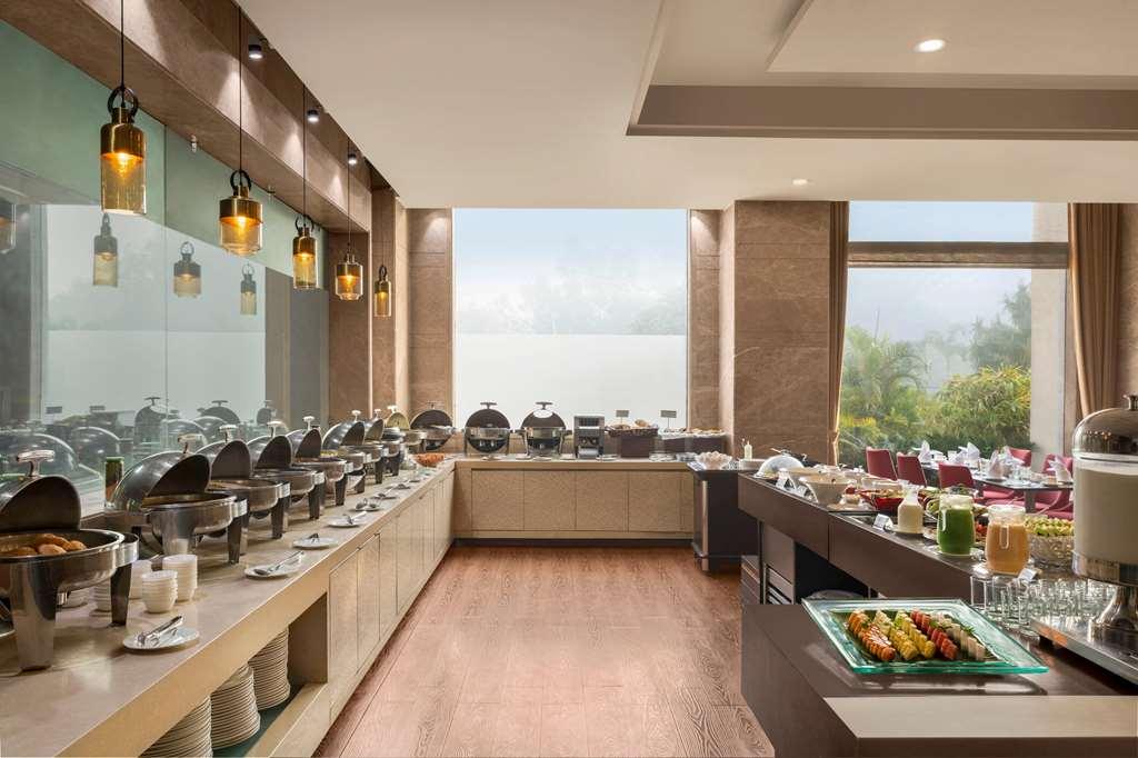 Ramada By Wyndham New Delhi Pitampura Hotel Restoran foto