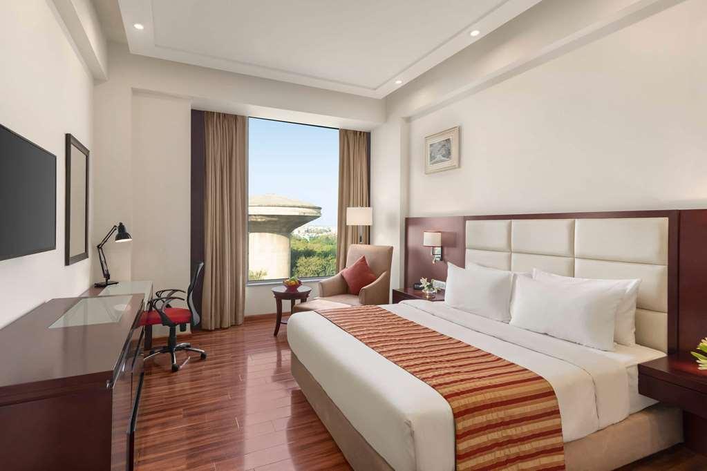 Ramada By Wyndham New Delhi Pitampura Hotel Ruang foto