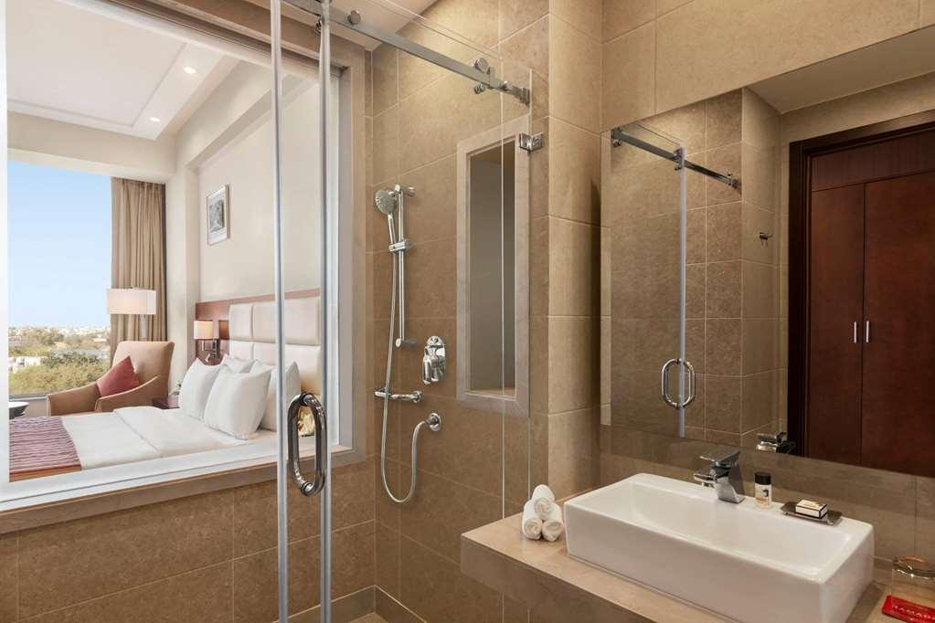 Ramada By Wyndham New Delhi Pitampura Hotel Bagian luar foto