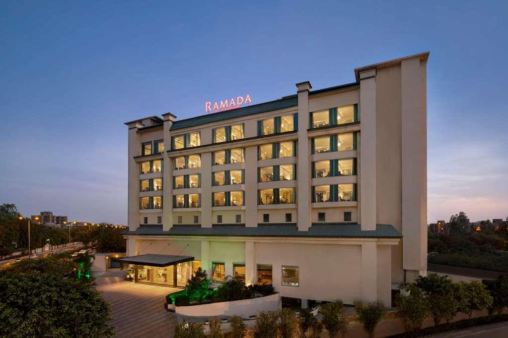 Ramada By Wyndham New Delhi Pitampura Hotel Bagian luar foto