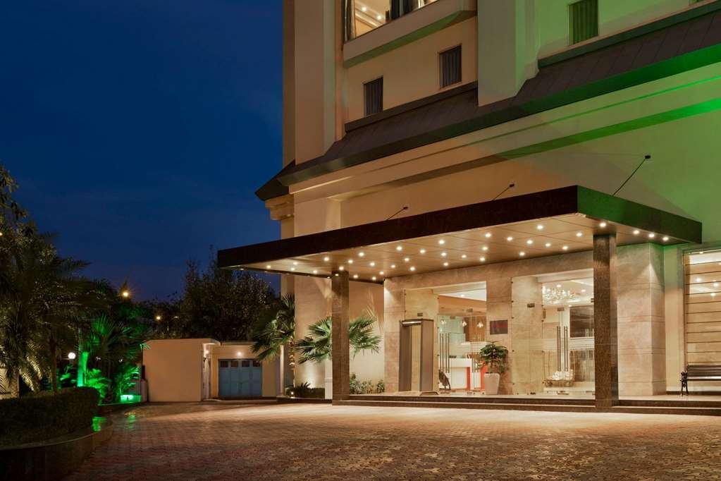 Ramada By Wyndham New Delhi Pitampura Hotel Bagian luar foto