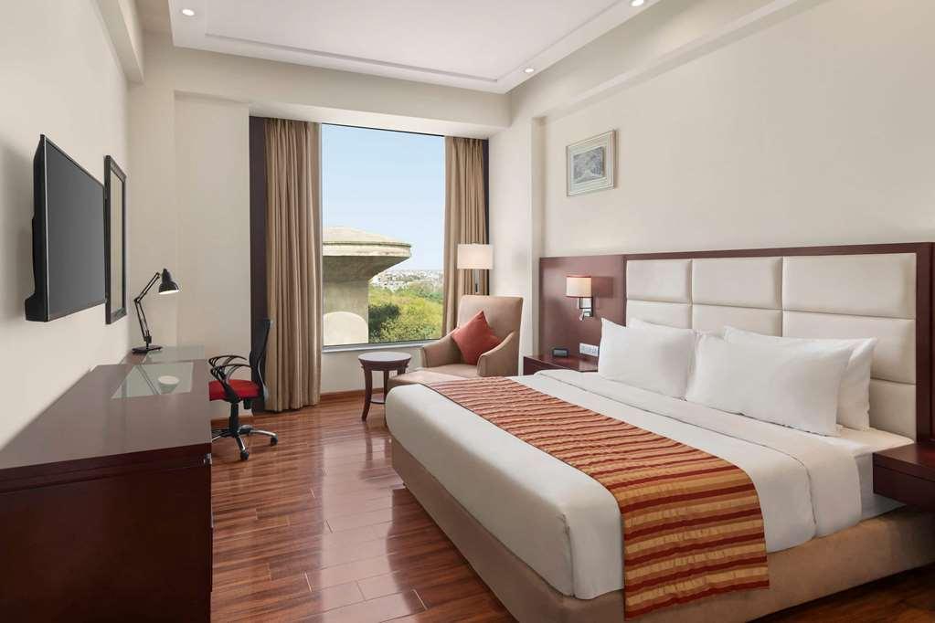 Ramada By Wyndham New Delhi Pitampura Hotel Ruang foto
