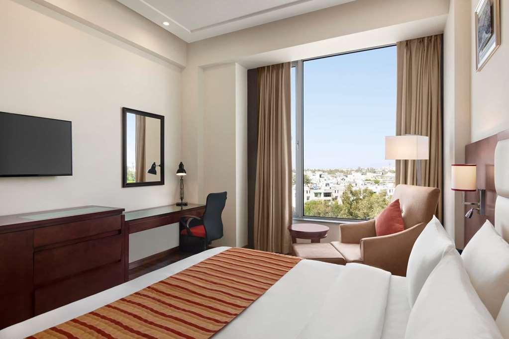 Ramada By Wyndham New Delhi Pitampura Hotel Ruang foto